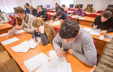Зеленский подписал закон об отмене обязательных экзаменов для украинских школьников