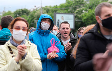 Видеофакт: Люди хлопают в ладоши на пикете в Гродно