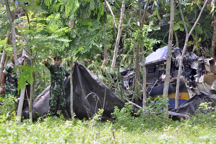 В Индонезии разбился вертолет с 13 военными на борту
