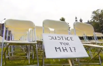Семьи погибших в катастрофе MH17 установили 298 пустых кресел у посольства России в Гааге