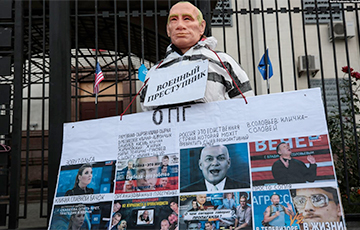 Фотофакт: Путина «судили» под посольством РФ в Киеве
