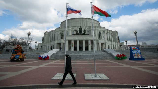 Минск увешали российскими флагами