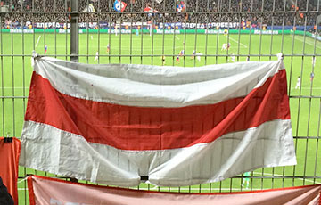 Фотофакт: Бело-красно-белый флаг на матче «Манчестер Юнайтед» - ЦСКА