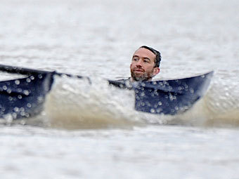 Пловец остановил регату на Темзе в знак протеста против элитизма