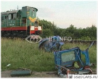 Микроавтобус и поезд столкнулись на переезде в Минском районе