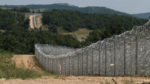 Болгария отгородилась от Турции стеной из колючей проволоки