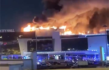 В горящем здании «Крокус Сити Холла» после стрельбы могут оставаться до 100 человек