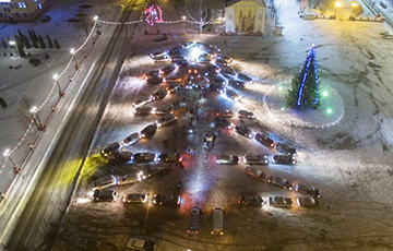 Полоцкие автолюбители составили елку из 60 машин и сняли новогоднее видео