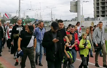 Огромная колонна людей движется из Грушевки в центр Минска