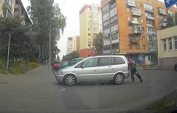 Видеофакт: в Гомеле случайный очевидец остановил покатившееся с горки авто