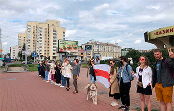 Девушки с цветами встали в цепи солидарности на улице Богдановича