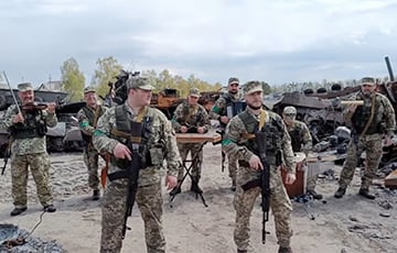 Бойцы ВСУ на фоне разгромленной техники врага сняли клип на хит «Байрактар»