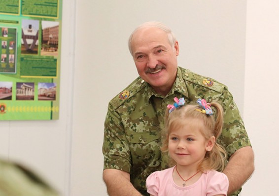 «Четвертый ребенок – еще больше льготы». Лукашенко озаботился демографической ситуацией в стране