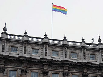 Над британским министерством впервые подняли флаг геев