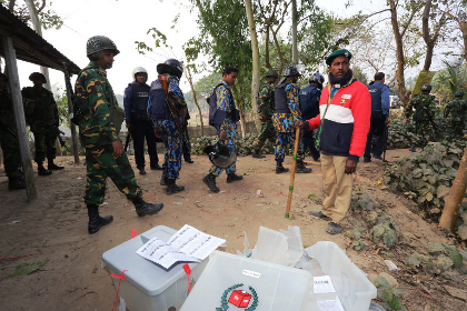 Во время выборов в Бангладеш погибли 13 человек