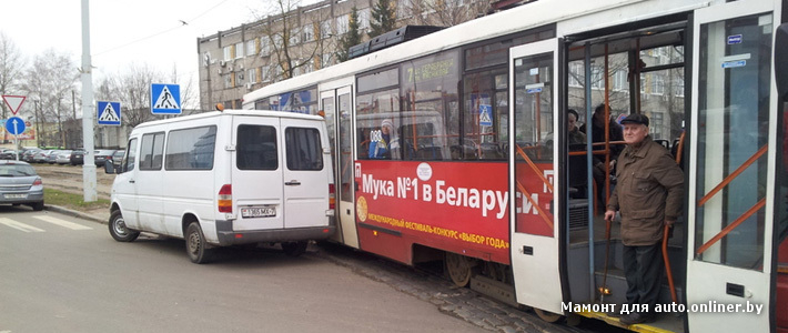 Mercedes остановил движение трамваев в Минске