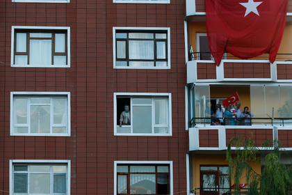Турки пожаловались управдому на расхаживающую по своей квартире в шортах соседку