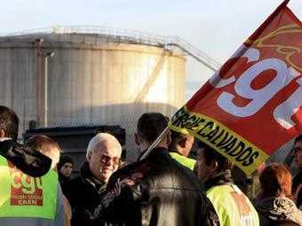 Во Франции силой разблокировали часть нефтехранилищ