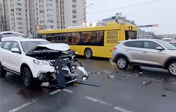 В Минске столкнулись машина скорой помощи и легковушка
