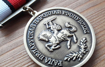 Фотофакт: Светлана Алексиевич с медалью БНР-100
