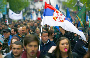 В Белграде тысячи демонстрантов вышли на улицы против президента