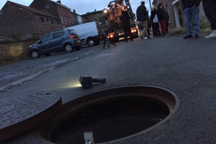 Во время наводнения в Бельгии двух человек затянуло в канализацию