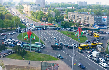 Кольцо замкнулось: в Минске на площади Ванеева огромный затор