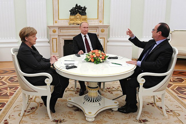 Reuters: Олланд, Меркель и Путин встретились без рукопожатий