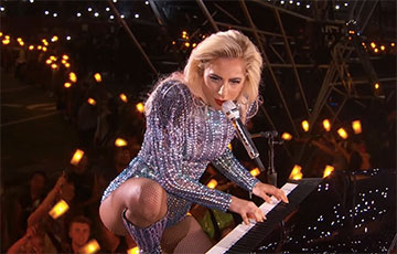 Леди Гага прыгнула с вышки во время концерта на Супербоуле