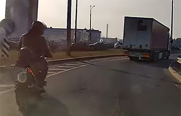 Видеофакт: В Минске водителю не понравилось, что мотоциклист его «учил»