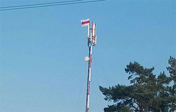 Поселок Сосны под Минском поднял национальный флаг