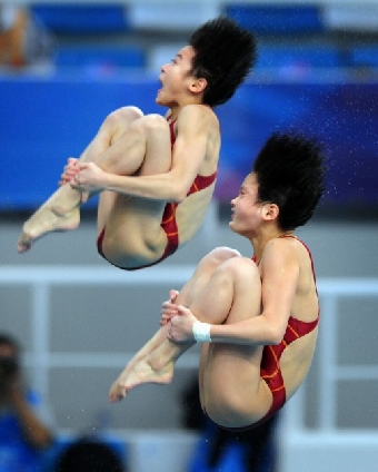 Китайские спортсменки выиграли олимпийский турнир по синхронным прыжкам в воду