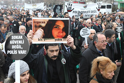 Убийство девушки водителем маршрутки в Турции вызвало массовые протесты