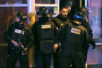 Прокурор Парижа уточнил число напавших на горожан террористов