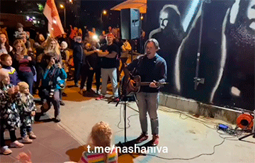 На «площади Перемен» выступает Змитер Войтюшкевич