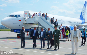 Белорусские чиновники прилетели в Киев обычным рейсом, Лукашенко — отдельно