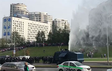 Обезвреженный протестующими водомет покидает проспект Машерова
