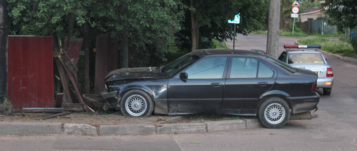 Пьяный бесправник на BMW протаранил забор в Минске