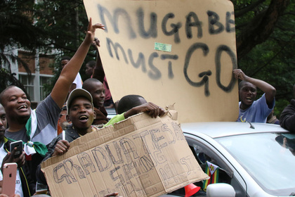 Президент Зимбабве снова отказался уйти в отставку