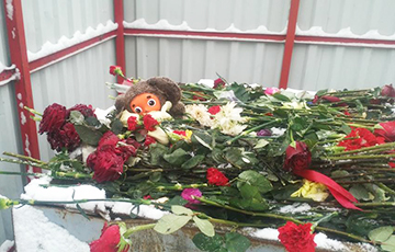Принесенные белорусами к посольству РФ игрушки и цветы оказались в мусорке