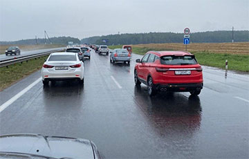 Плотный поток автомобилей в сторону Минска: люди едут на Марш