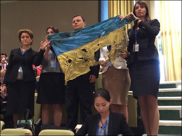 Во время выступления Путина а ООН в зале развернули изорванный украинский флаг