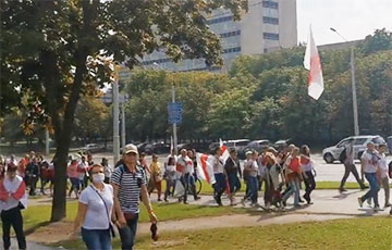 Тысячи минчан стекаются в центр столицы