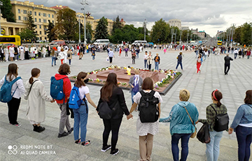 Белорусы выстроились в цепь солидарности на Площади Победы