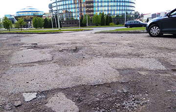 Фотофакт: Как выглядит парковка в 50 метрах от лукашенковской трассы
