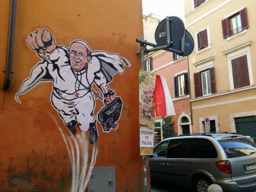 Граффитист нарисовал Папу Римского в образе Супермена