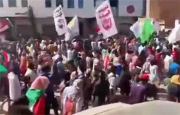 Судан вышел на массовые протесты: видео