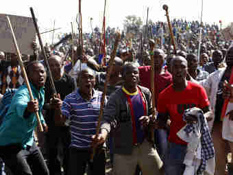 Южноафриканская полиция обстреляла бастующих шахтеров