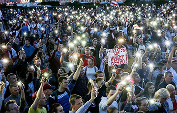 Тысячи огоньков зажгли белорусы над площадью Независимости