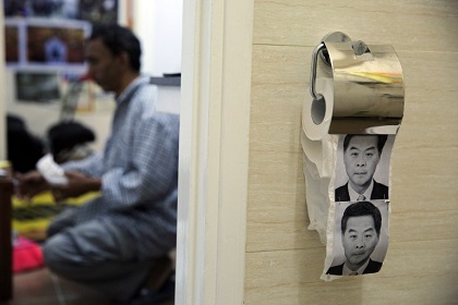 Власти КНР конфисковали туалетную бумагу с портретом главы администрации Гонконга